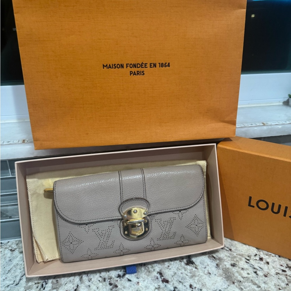 Authentic Louis Vuitton Iris Long Wallet Mahina Leather Monogram - Picture 5 of 13